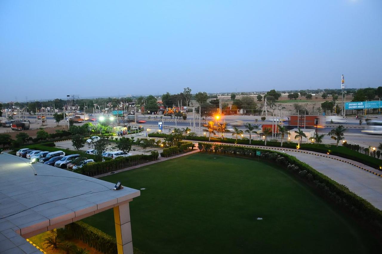 Park Inn By Radisson Gurgaon Bilaspur Manesar Buitenkant foto